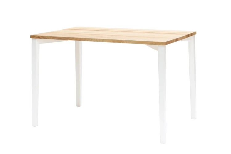 stol-drewniany-triventi-z-bialymi-kwadratowymi-nogami-frudizajn