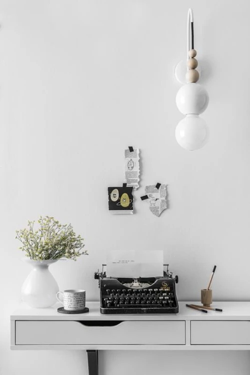 designerska-lampa-wiszaca-bala-jasnoszara-z-drewnem-fru-dizajn
