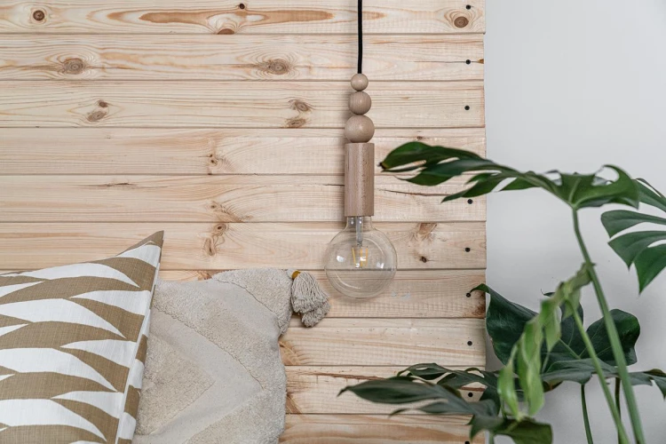 nowoczesna-lampa-z-koralikami-drewnianymi-rullo-frudizajn