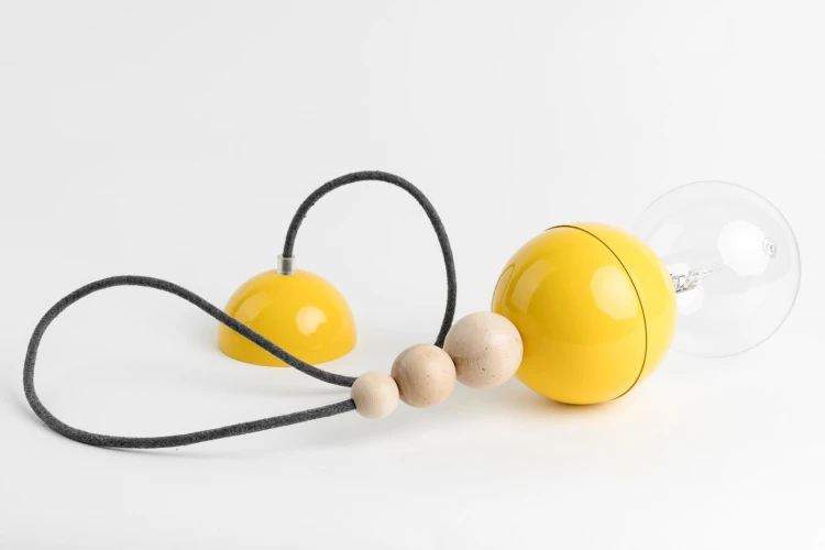designerska-lampa-wiszaca-zolta-bala-kolorowe-kable-fru-dizajn