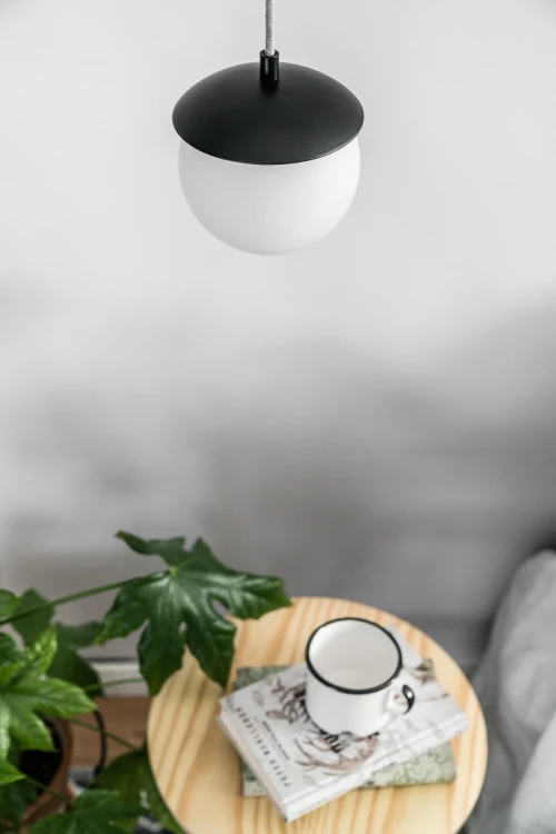 minimalistyczna-lampa-kuul-g-czarna-z-kula-fru-dizajn