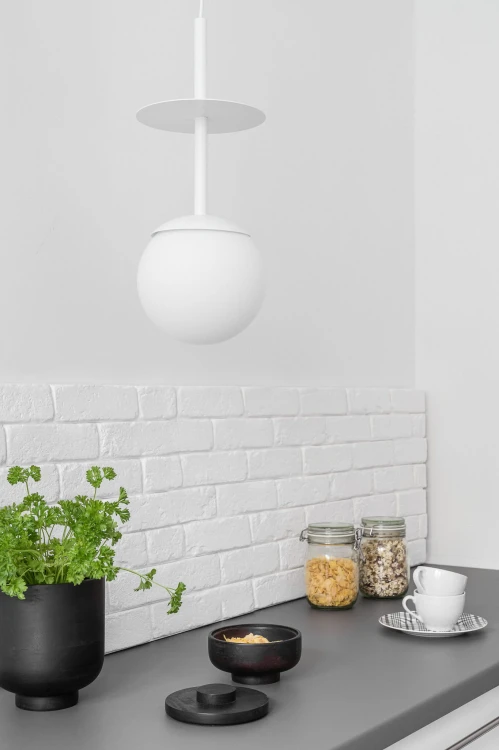 biala-lampa-wiszaca-plaat-a-ummo-do-wnetrz-skandynawskich-frudizajn