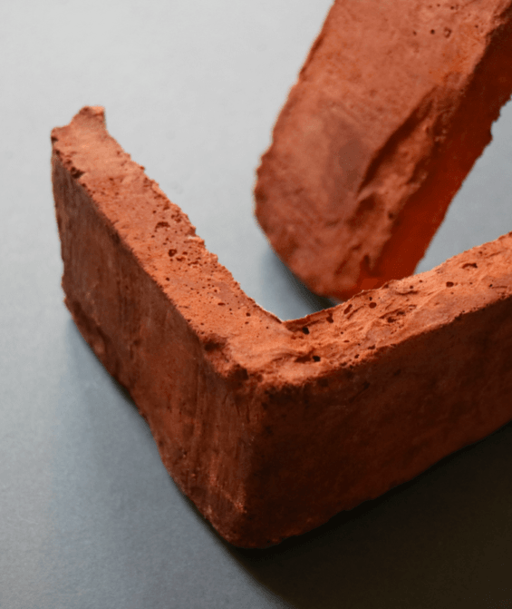 naroznik-polowka-stara-cegla-milke-zblizenie-struktury-frudizajn