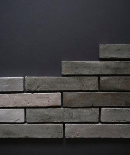 cegla-dekoracyjna-waska-ruby-milke-na-sciane-frudizajn