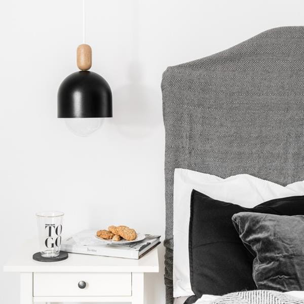 nowoczesna-lampa-ovoi-czarna-z-drewnem-i-bialym-kablem-frudizajn