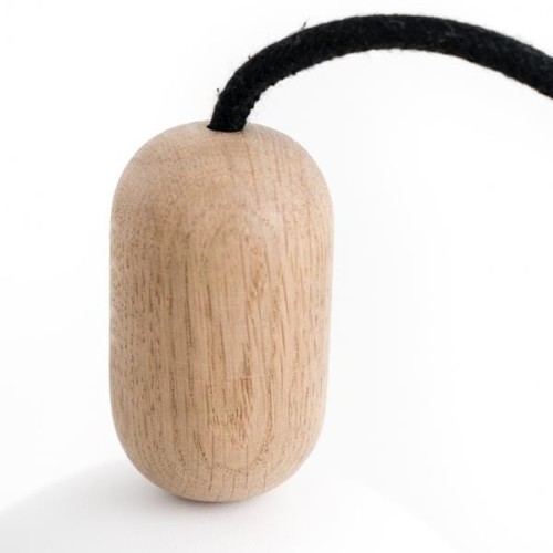 potrojna-lampa-ovoi-czarna-z-drewnianym-detalem-fru-dizajn