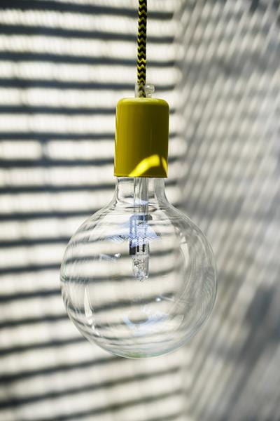 industrialna-lampa-z-kablem-w-odcieniu-grejpfruta-frudizajn