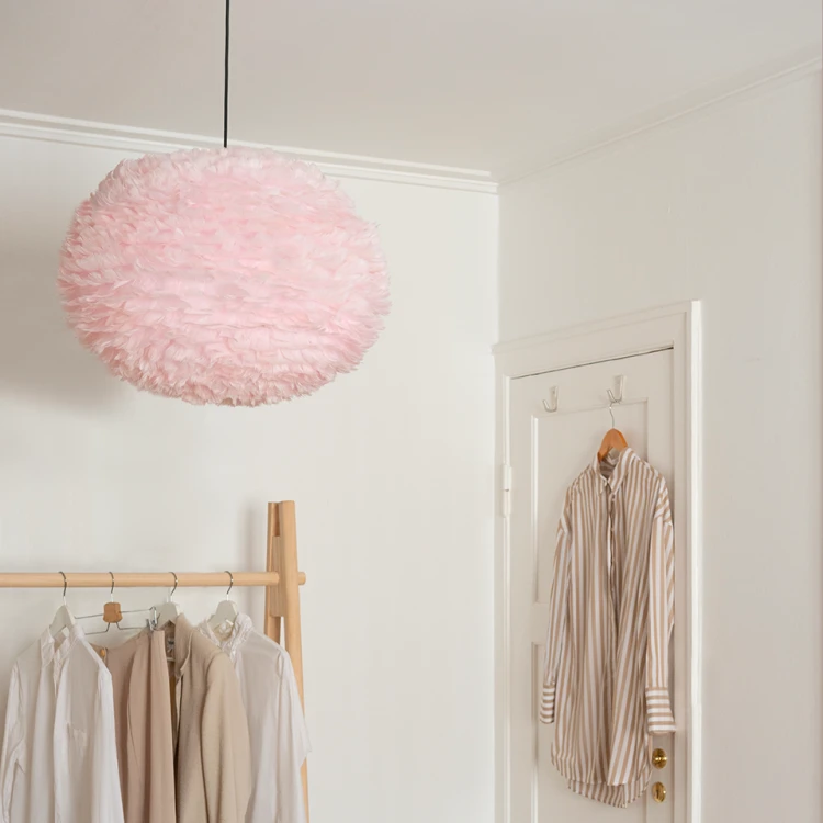 Lampa z piór EOS LARGE- UMAGE (Vita Copenhagen)- Jasnoróżowa 1.png
