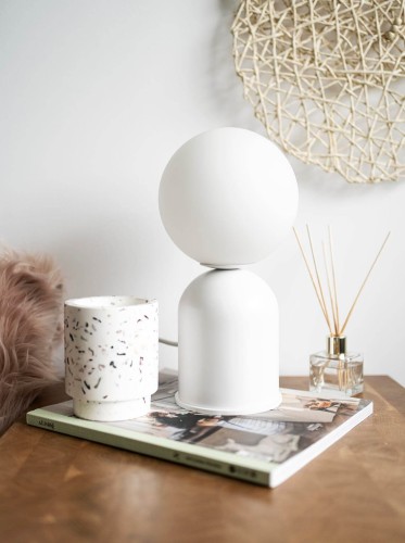 nowoczesna-lampa-do-sypialni-luoti-st-biala-na-stolik-fru-dizajn