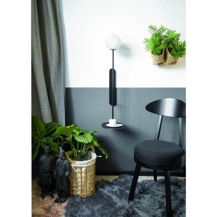 lampa-scienna-kinkiet-z-polka-tablo-czarny-stelaz-i-bialy-szklany-klosz-ummo.jpg