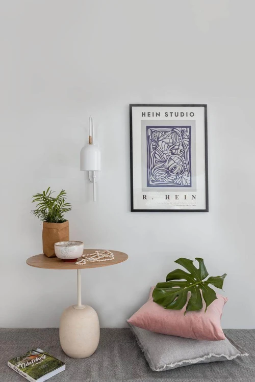 lampa-scienna-minimalistyczna-taku-biala-z-lukiem-fru-dizajn