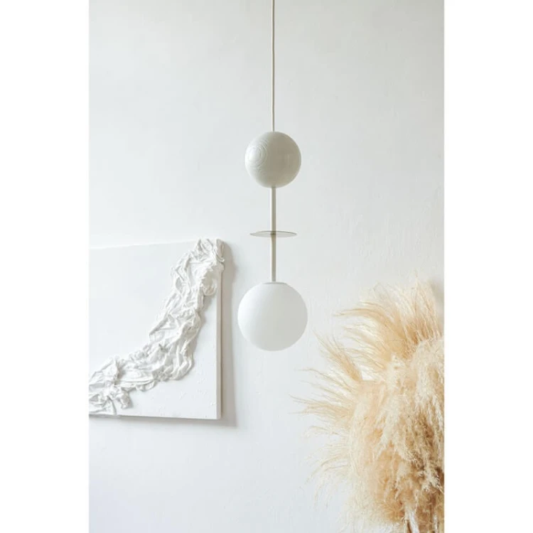 oswietlenie-wiszace-minimalistyczne-oio-a-biale-ummo-frudizajn