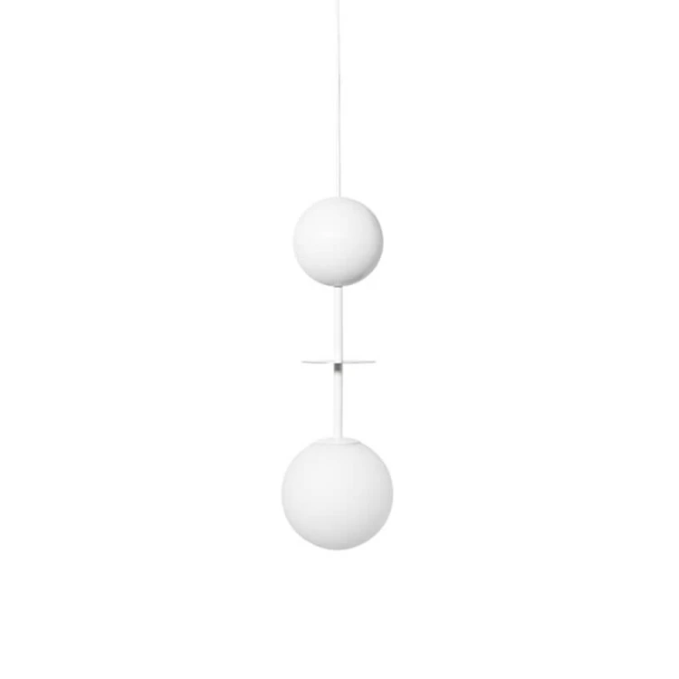 lampa-wiszaca-biala-z-kula-oio-a-ummo-do-salonu-frudizajn
