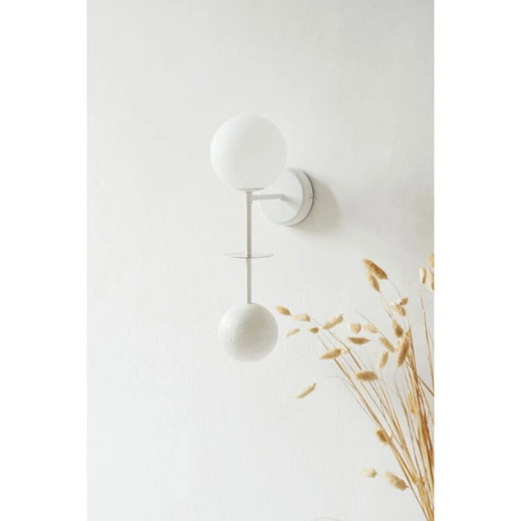 lampa-scienna-biala-z-kula-oio-b-ummo-do-salonu-fru-dizajn