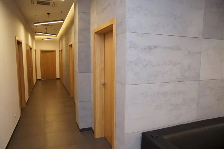 realizacja beton architektoniczny w biurze_vhct_ beton i drewno.jpg