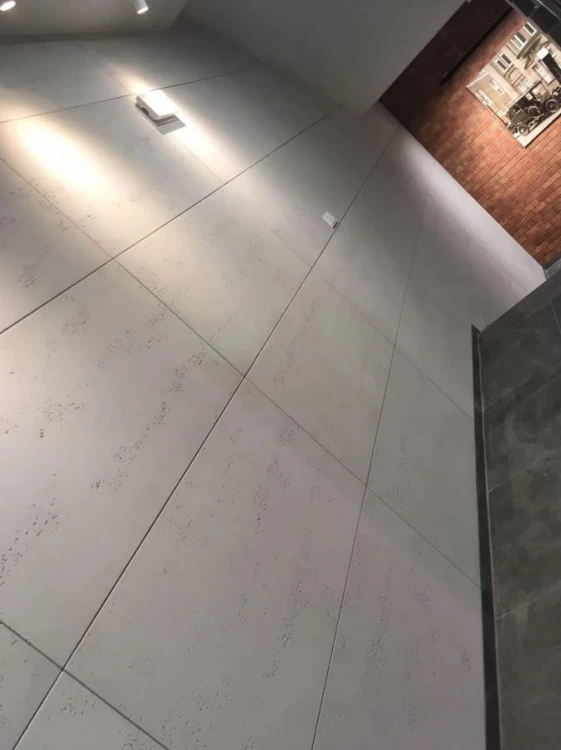 plyta-betonowa-architektoniczna-90x55-plyta-betonowa-we-wnetrzu-2-vhct-frudizajn