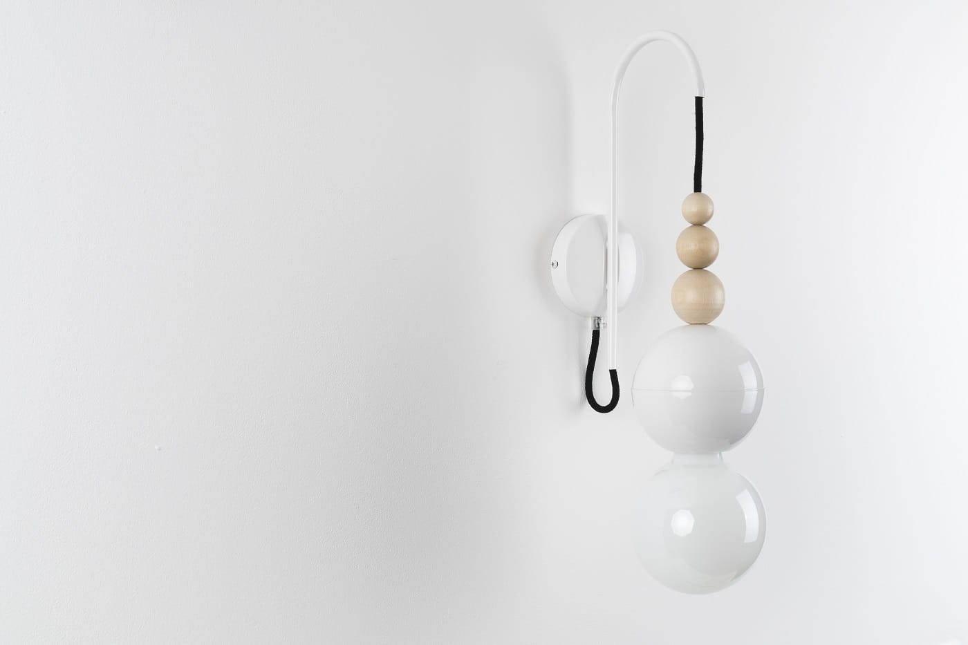lampa-scienna-loft-bala-biala-polyskowa-do-sypialni-fru-dizajn