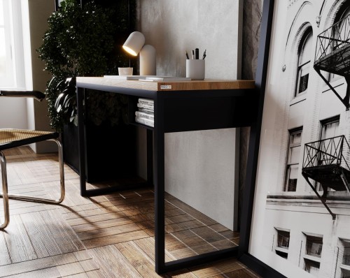 Biurko Fiemme ustawione w aranżacji wnętrza z rośliną i grafiką, widok z lewej strony, na drewnianej podłodze – fru-dizajn