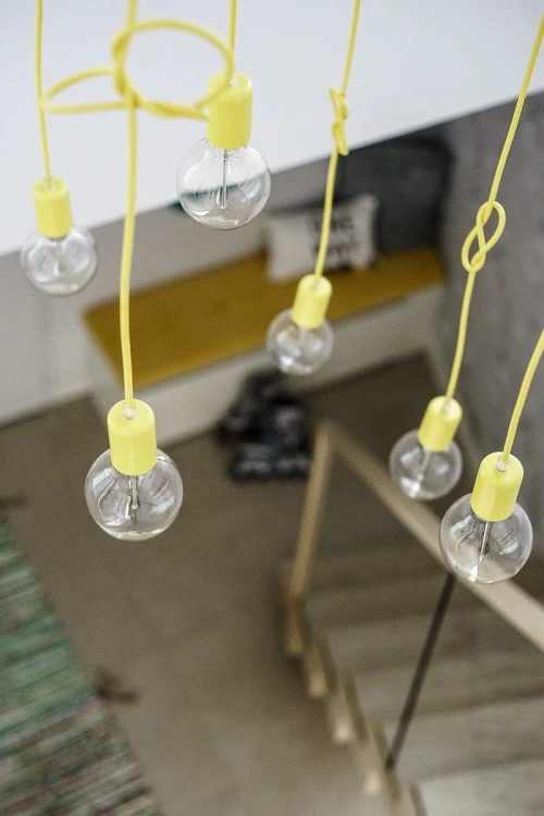 metalowa-lampa-cytrynowa-wiszaca-z-kablem-w-oplocie-frudizajn