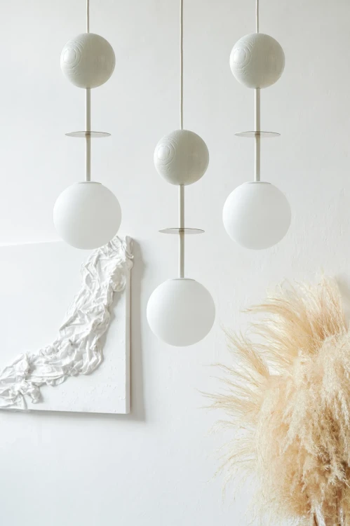 lampa-biala-oio-a-3p-z-trzema-kloszami-do-salonu-fru-dizajn
