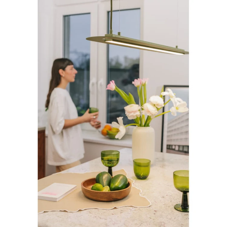 metalowa-lampa-wiszaca-senkei-c-oliwkowy-akcent-we-wnetrzu-frudizajn