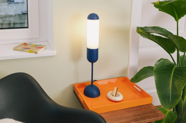 klasyczne-oswietlenie-do-salonu-funsui-st-granatowa-lampa-fru-dizajn