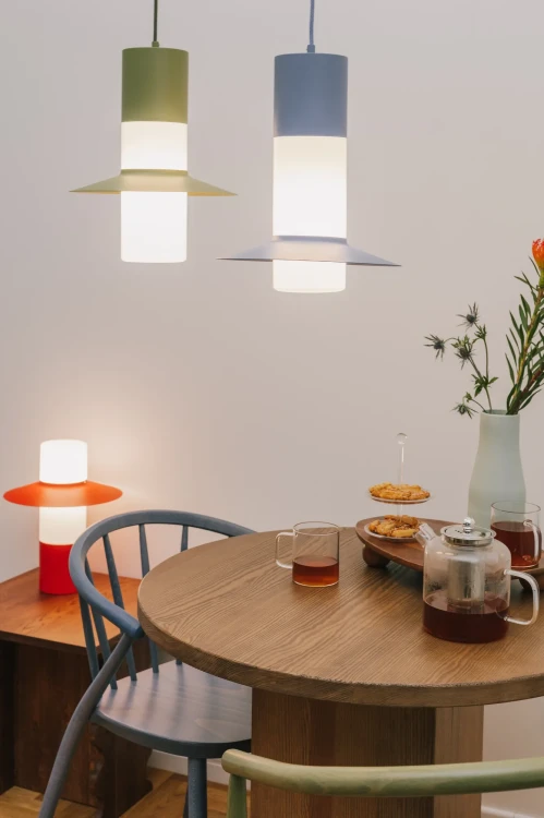 niebieska-lampa-wiszaca-caponio-a-ummo-do-jadalni-frudizajn