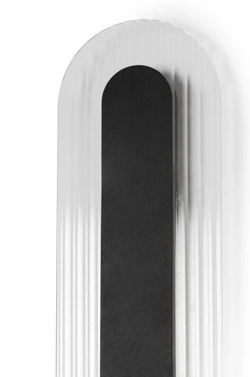 czarna-lampa-scienna-z-ryflowanym-szklem-riflo-w-b-do-salonu-fru-dizajn