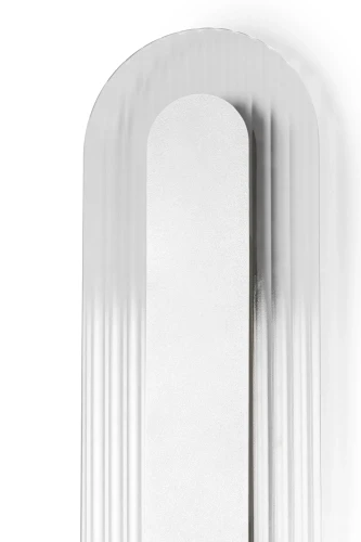 biala-lampa-scienna-z-ryflowanym-szklem-riflo-w-b-do-salonu-fru-dizajn