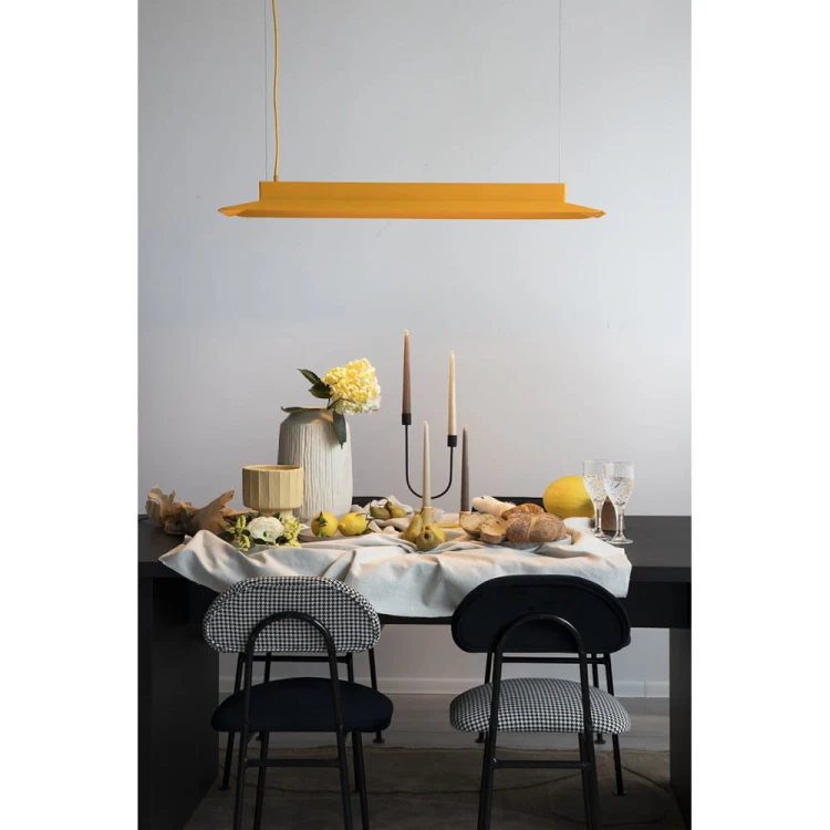 minimalistyczna-lampa-sufitowa-yottsu-b-ummo-melonowy-akcent-fru-dizajn