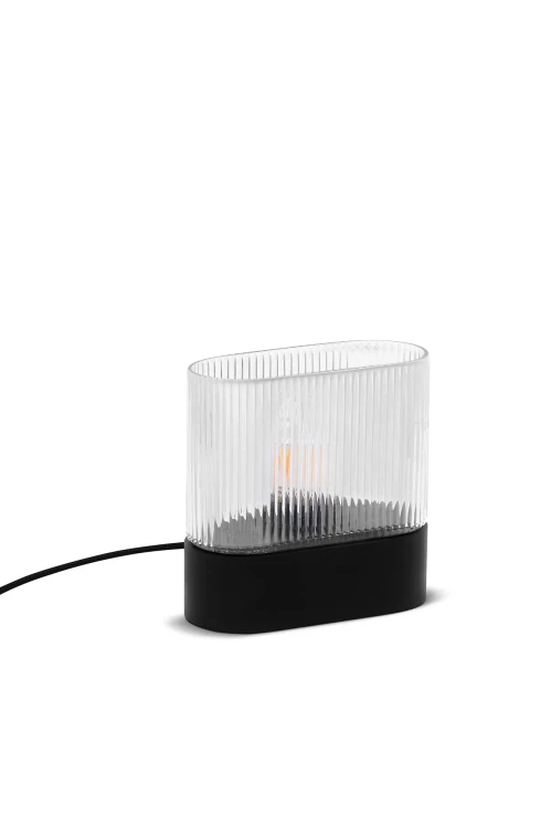 lampa-stolowa-czarna-ryflowana-flumina-st-ummo-na-biurko-frudizajn