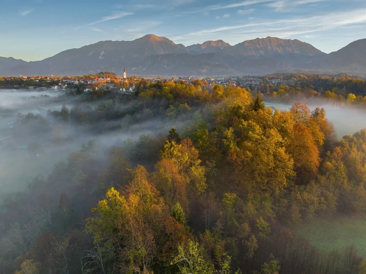 4_Misty Peaks – Górska dolina w jesiennej mgle.webp