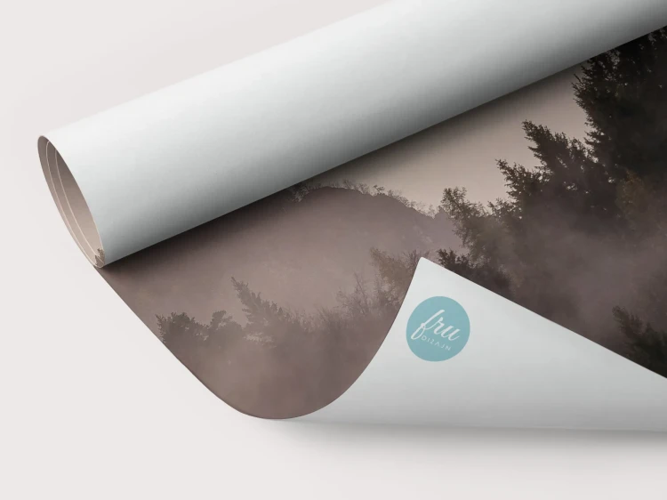 14_Misty Peaks – Jesienny las w objęciach mgły.webp