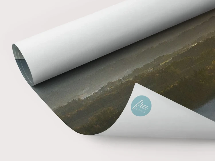 23_Misty Peaks – Poranna cisza nad leśnym krajobrazem.webp