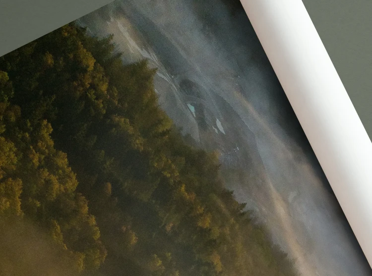 26_Misty Peaks – Poranna cisza nad leśnym krajobrazem.webp
