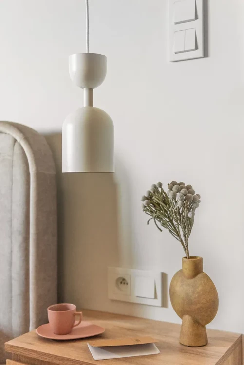 biala-lampa-wiszaca-supuru-do-sypialni-ummo-fru-dizajn