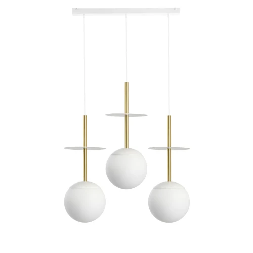 biala-lampa-wiszaca-z-mosiadzem-plaat-a-ummo-do-jadalni-frudizajn