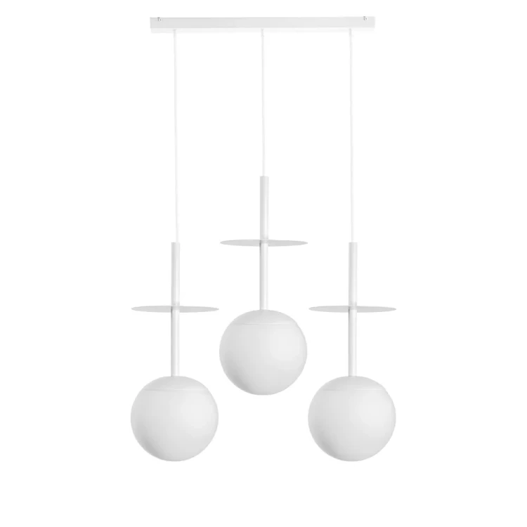 biala-lampa-wiszaca-z-trzema-kloszami-plaat-a-ummo-do-jadalni-frudizajn