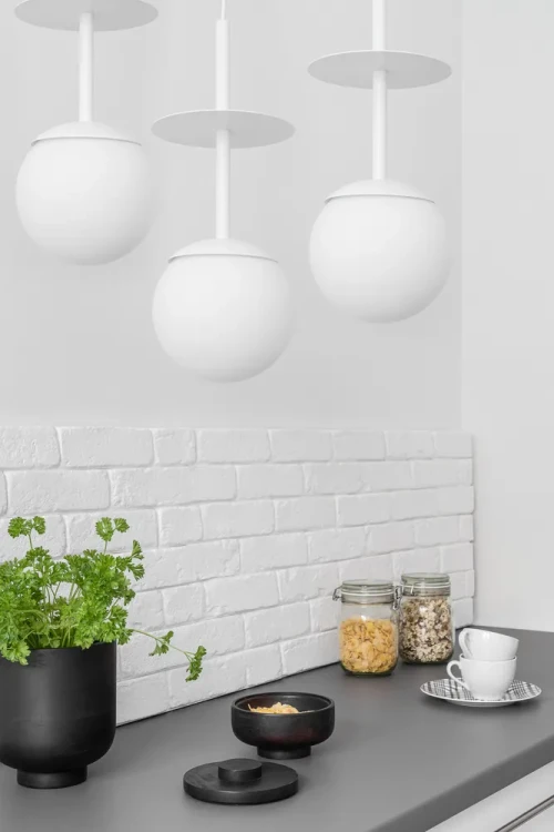 minimalistyczna-lampa-wiszaca-plaat-a-biala-w-stylu-skandynawskim-frudizajn