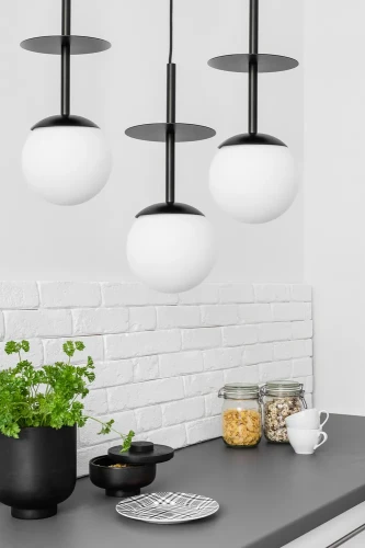 minimalistyczna-lampa-wiszaca-czarna-plaat-a-ummo-w-aranzacji-frudizajn