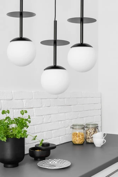 minimalistyczna-lampa-wiszaca-czarna-plaat-a-ummo-w-aranzacji-frudizajn
