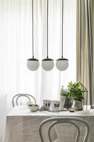 oswietlenie-sufitowe-kuul-a-trzypunktowa-lampa-fru-dizajn