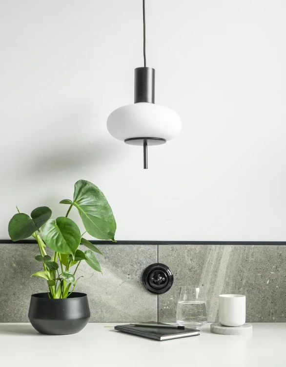 lampa-wiszaca-czarna-torni-a-do-jadalni-frudizajn