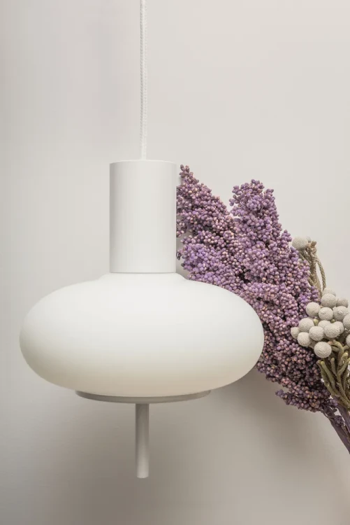 biala-lampa-wiszaca-z-oplywowym-kloszem-torni-a-frudizajn