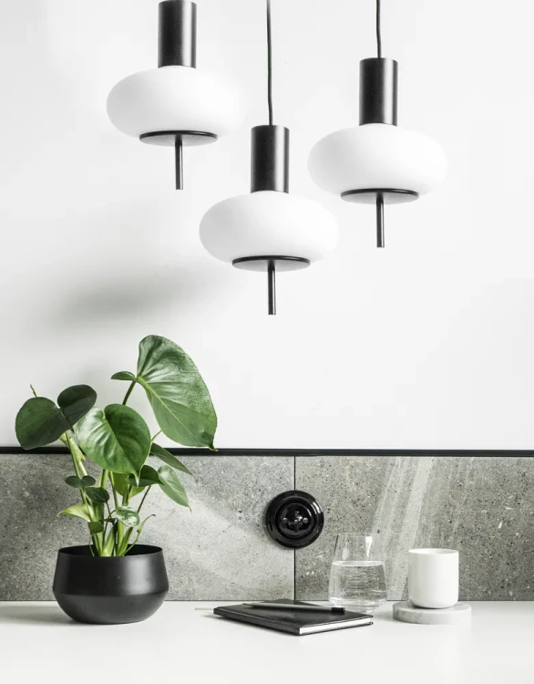 minimalistyczna-lampa-wiszaca-torni-a-3p-czarna-frudizajn