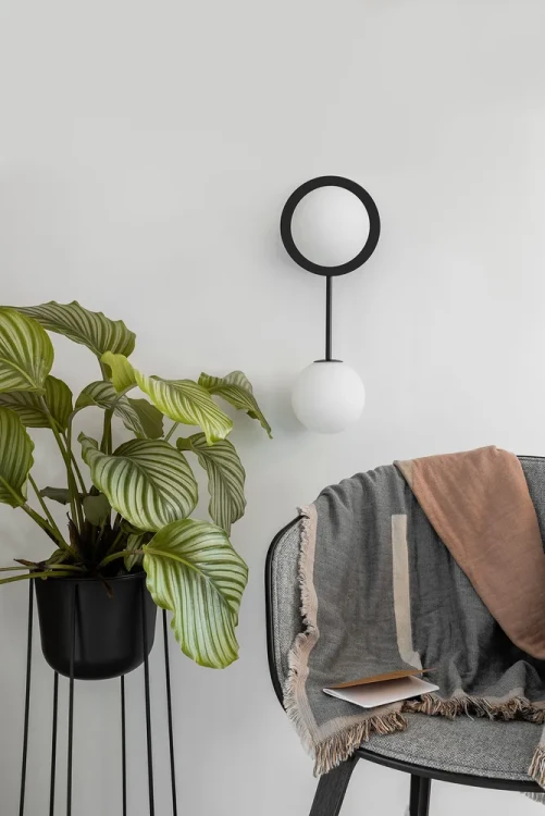 lampa-scienna-furiko-a-z-opalowym-kloszem-do-salonu-fru-dizajn