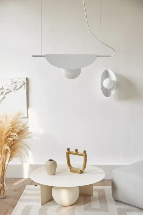 biala-lampa-wiszaca-z-polkopula-sallo-a-do-sypialni-fru-dizajn