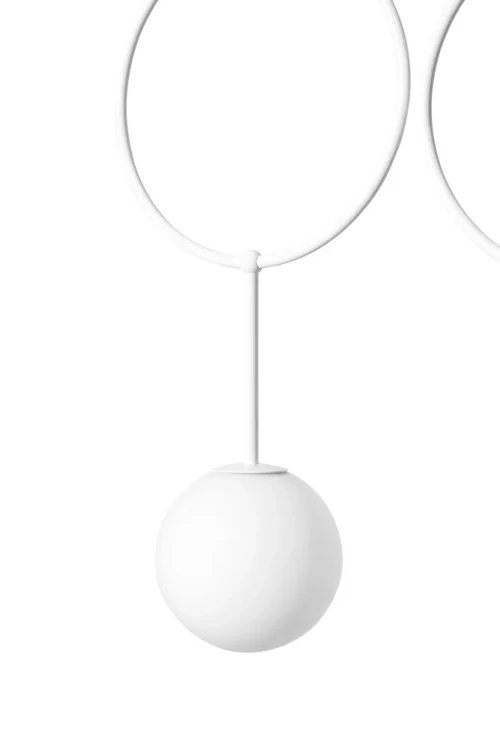 biala-lampa-z-kolami-i-kulami-isuulla-b-do-wnetrz-fru-dizajn