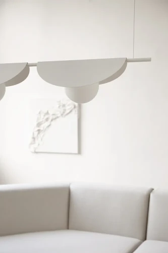 biala-lampa-wiszaca-z-kloszami-sallo-b-do-sypialni-fru-dizajn