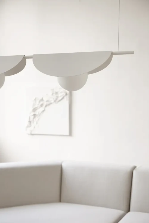 biala-lampa-wiszaca-z-kloszami-sallo-b-do-sypialni-fru-dizajn